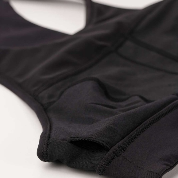 Lululemon Pace Perfect Bra in Black.  Size 8.  Pristine Condition. - Picture 6 of 6
